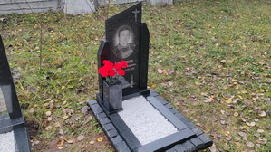 Стеклянный вертикальный памятник со скосом с гранитной вазой с цветами