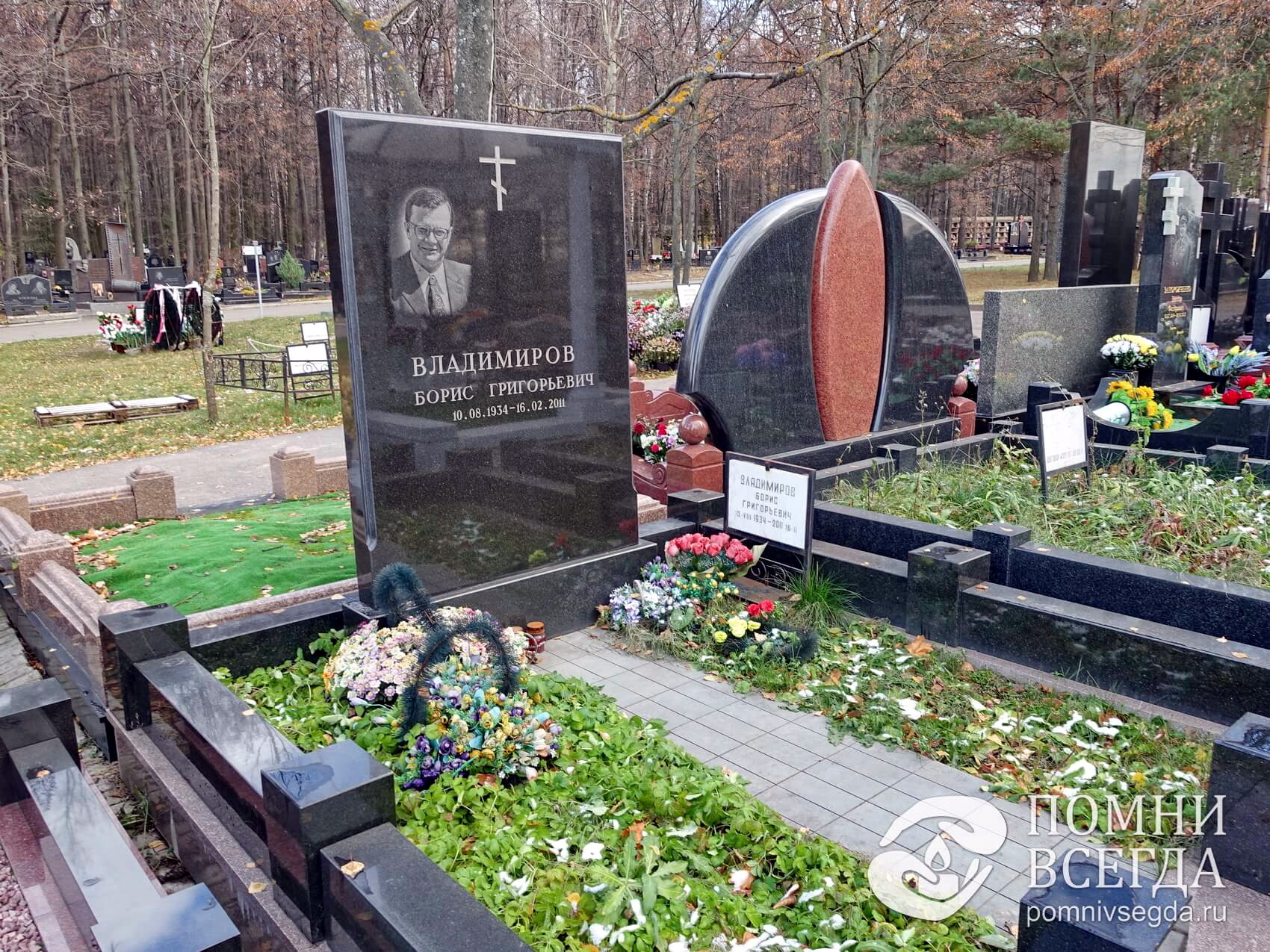 Гранитное надгробье на одного покойного с фаской по периметру